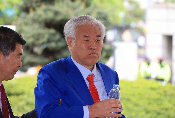 서울서부지법 난동 사태 배후로 지목돼 구속기소 뒤 보석으로 풀려난 전광훈 사랑제일교회 목사가 17일 마포구 서울서부지법에서 열린 재판에 출석하고 있다. 연합뉴스