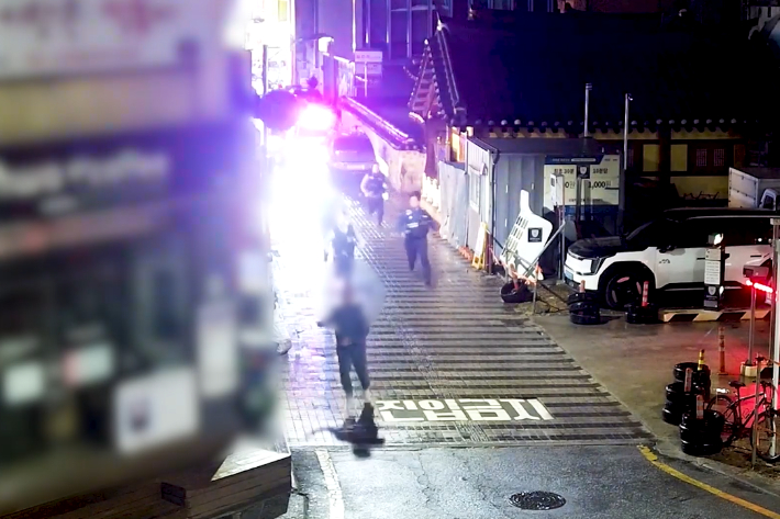 도주 중인 수배자를 검거하는 장면. 경기남부경찰청 제공