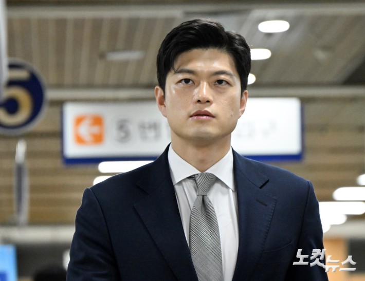 김용태 국민의힘 의원이 17일 오전 서울 서초구 서울중앙지방법원에서 열린 계엄 해제 표결 방해 혐의 관련 공판에 증인으로 출석하고 있다.