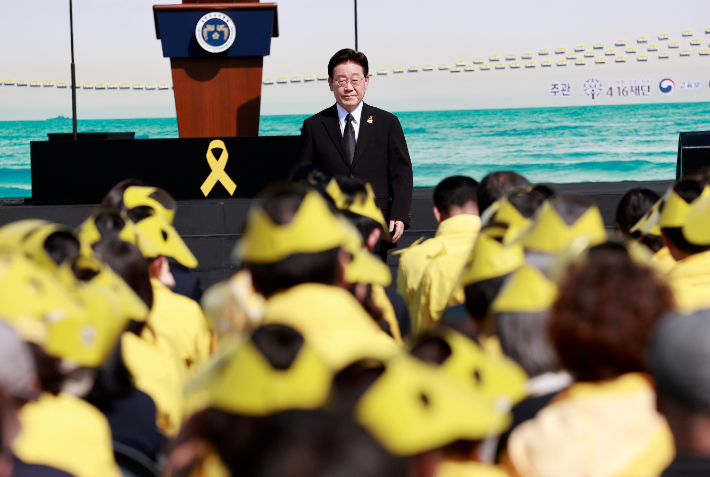 이재명 대통령이 16일 경기도 안산 화랑유원지에서 열린 세월호 참사 12주기 기억식에서 추도사 후 자리로 돌아가고 있다. 연합뉴스