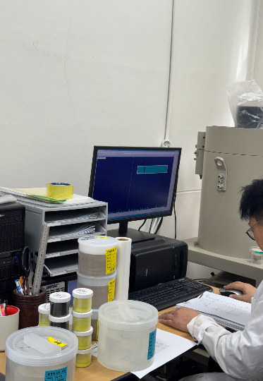 한 연구원이 수산물 및 정수장 식수에 대한 방사능 분석을 실시하고 있다. 경주시 제공