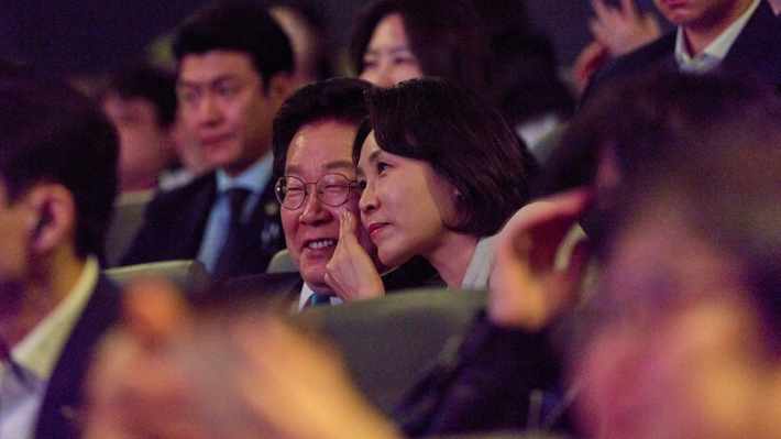 이재명 대통령과 김혜경 여사가 지난 15일 서울 CGV용산아이파크몰에서 열린 영화 '내 이름은' 상영회에 참석해 대화를 나누고 있다. 청와대 제공