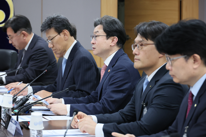 이억원 금융위원장이 7일 서울 종로구 정부서울청사에서 열린 중동상황 피해업종 관련 산업-금융권 간담회에서 발언하고 있다. 연합뉴스