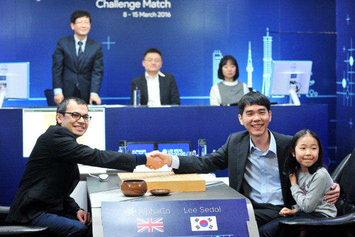 구글딥마인드(GDM) 데미스 허사비스 최고경영자(사진 왼쪽)와 이세돌. 이시용 사진작가 제공