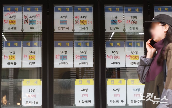 오늘(17일)부터 다주택자가 보유한 수도권·규제지역 아파트 담보대출의 만기 연장이 원칙적으로 금지되고 내달 9일부터는 다주택자 양도소득세 중과 유예가 종료되면서 급매물들이 쏟아지는 가운데 17일 서울 강남구의 한 공인중개사무소에 