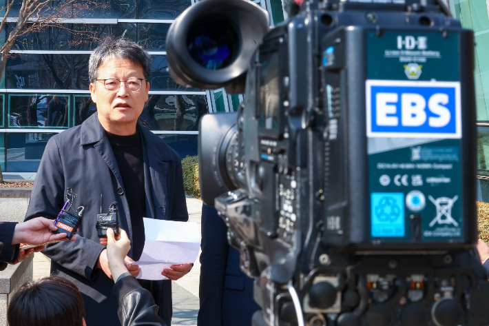 김유열 EBS 현 사장이 신동호 사장 임명 집행정지 신청 심문기일에 출석하며 취재진에 입장을 밝히고 있는 모습. 연합뉴스