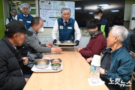 취약계층 급식 배식봉사 나선 정청래 대표