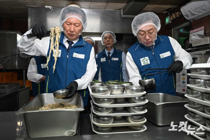 더불어민주당 정청래 대표가 17일 오전 서울 용산구 노숙인 복지시설 만나샘을 찾아 배식 봉사를 하고 있다.