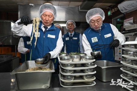 더불어민주당 정청래 대표가 17일 오전 서울 용산구 노숙인 복지시설 만나샘을 찾아 배식 봉사를 하고 있다.