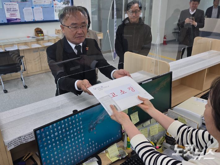 김창범 제주4.3유족회장이 17일 오후 제주경찰청 민원실을 찾아 극우 단체와 유튜버 등에 대한 고소장을 접수하고 있다. 이창준 기자