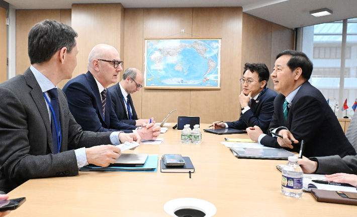 주요 20개국(G20) 재무장관회의 및 국제통화기금(IMF)/세계은행(WB) 춘계회의 참석차 미국 워싱턴D.C.를 방문 중인 구윤철(오른쪽) 부총리 겸 재정경제부 장관이 15일 오후(현지시간) 국제통화기금(IMF)에서 롤랑 레스퀴르(왼쪽 가운데) 프랑스 재무장관 등과 면담을 하고 있다. 재정경제부 제공