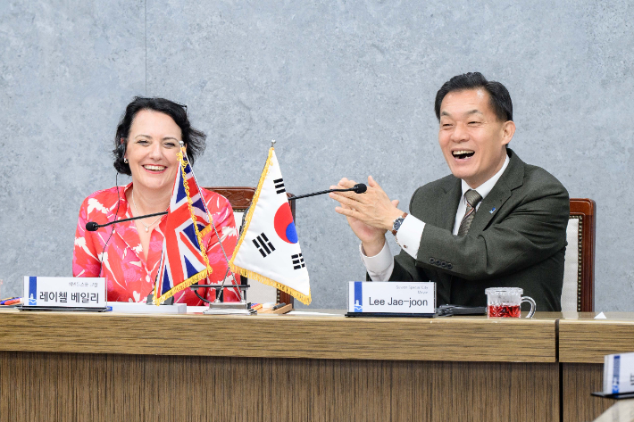 이재준 수원특례시장(오른쪽)과 베넨든스쿨 레이첼 베일리(Rachel Bailey) 교장이 협약식에서 대화를 나누고 있다. 수원시 제공