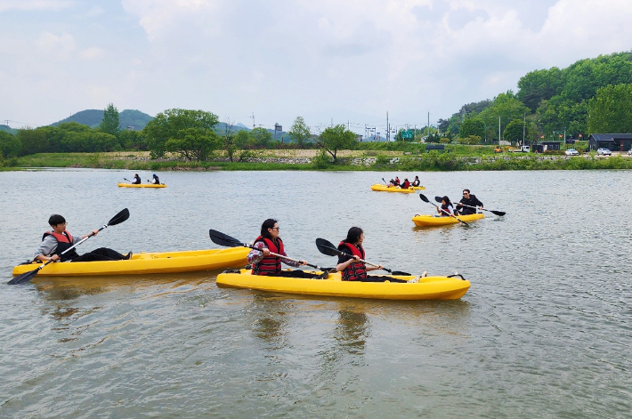 전북 순창군이 군민과 관광객을 대상으로 섬진강 수상레저기구 무료 체험교실을 운영한다. 순창군 제공