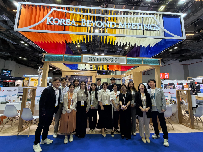 지난 14~15일 싱가포르 마리나베이샌즈에서 열린 '2026 미팅쇼 아시아퍼시픽'에 참가한 경기관광공사 관계들이 기념사진을 찍고 있다. 경기관광공사 제공