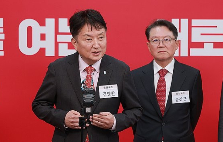 (왼쪽부터)김영환 충북도지사, 윤갑근 변호사. 연합뉴스