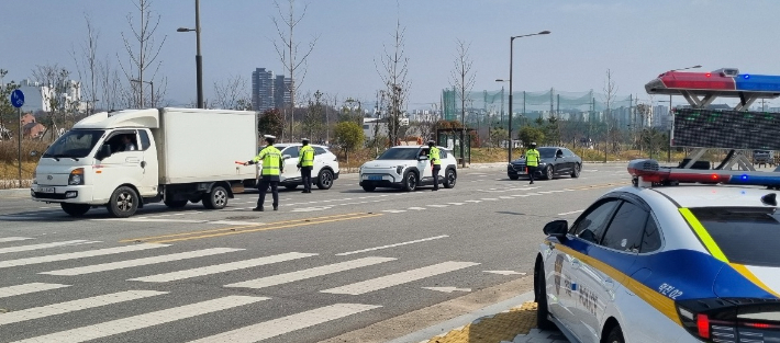 경찰의 화물차 특별 단속 모습. 전북경찰청 제공