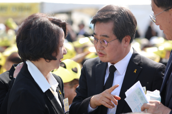 김동연 경기지사와 더불어민주당 추미애 경기도지사 후보가 16일 경기도 안산 화랑유원지에서 열린 세월호 참사 12주기 기억식에서 대화하고 있다. 민주당 경기지사 후보 경선 예비후보 등록으로 직무가 정지된 김 지사는 개인 자격으로 이 행사에 참석했다. 연합뉴스