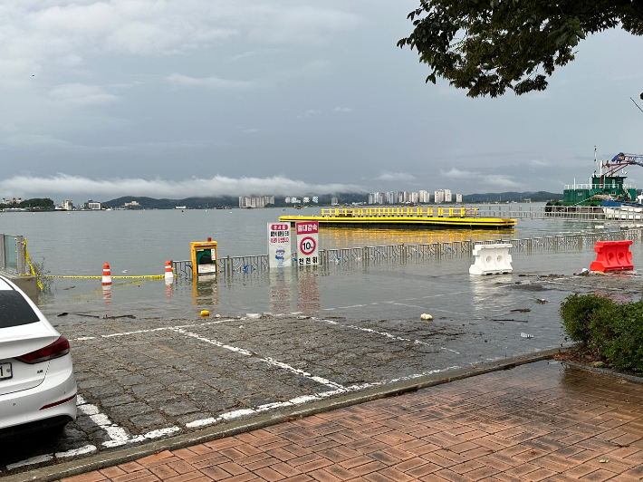 대조기 기간 해망 물양장 물 범람 사진. 군산해양경찰서 제공