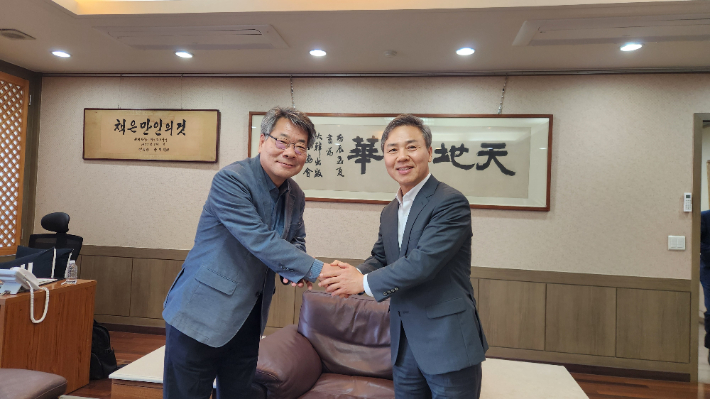 김승수 한국출판문화산업진흥원 원장이 대한출판문화협회를 방문해 김태헌 회장과 인사하고 있다. 한국출판문화산업진흥원 제공