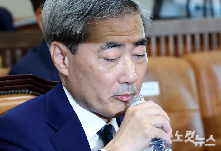 신현송 한국은행 총재 후보자가 15일 국회 재정경제기획위원회에서 열린 인사청문회에 출석해 물을 마시고 있다. 황진환 기자