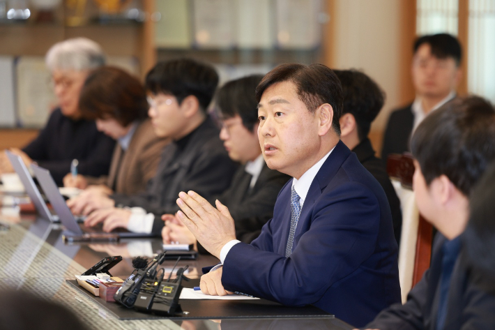 지난 3월 9일 오전 전북도청에서 김관영 전북도지사가 전북도청 기자단과 가진 차담회 자리에서 12.3계엄 동조 의혹을 강하게 부인했다. 전북도 제공