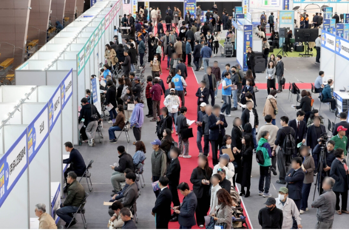 지난해 10월 만인당에서 열린 '2025 포항일자리박람회'. 포항시 제공