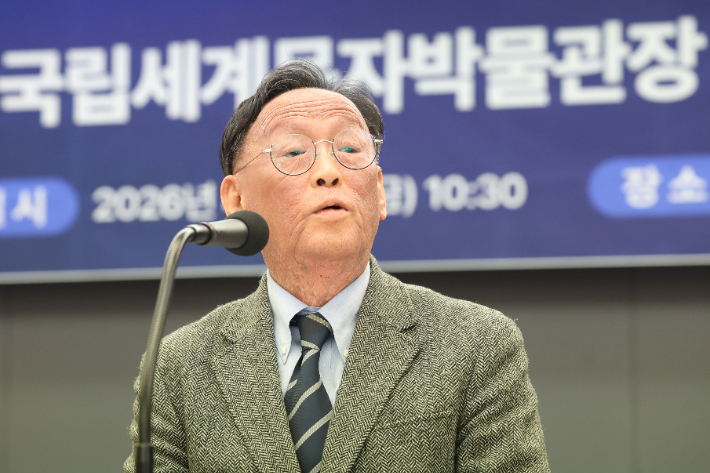 김명인 국립세계문자박물관장이 17일 서울 중구 프레스센터에서 취임 100일 기자간담회를 하고 있다. 연합뉴스