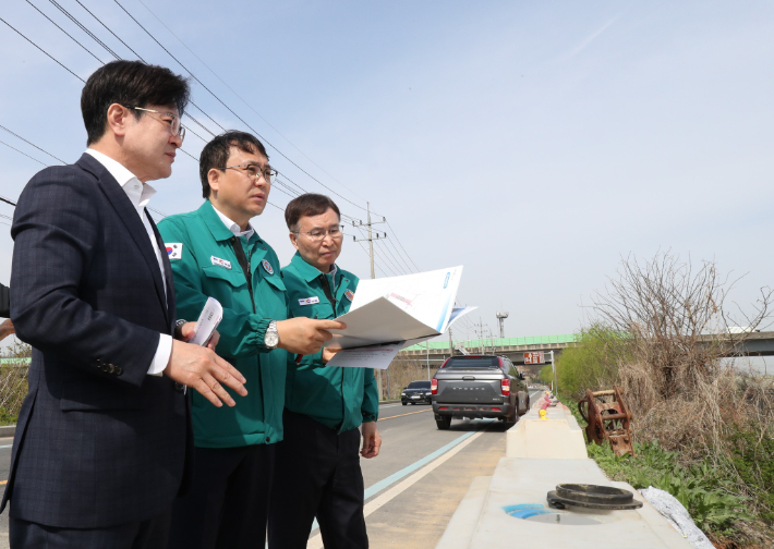 김병수(왼쪽 끝) 김포시장이 고촌 신곡축구장 일대를 둘러보고 있다. 페이스북 캡처