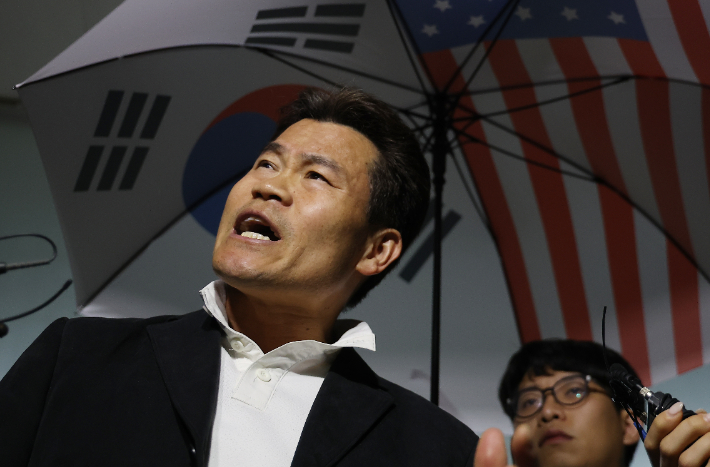 이재명 대통령과 개혁신당 이준석 대표의 명예를 훼손한 혐의로 경찰 수사를 받아온 한국사 강사 출신 유튜버 전한길(본명 전유관)씨. 연합뉴스