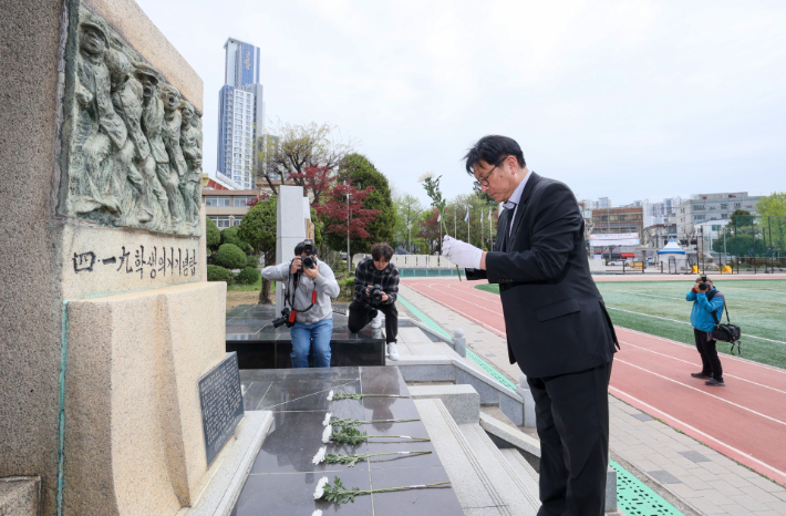 도성훈 인천시교육감이 헌화를 하고 있는 모습. 인천시교육청 제공