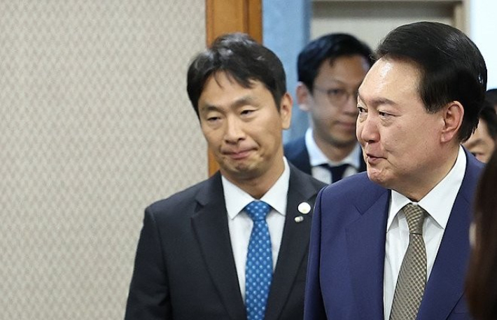 2023년 11월 9일 서울 여의도 금융감독원에서 열린 불법사금융 민생현장 간담회에 이복현 당시 금감원장이 입장하고 있다. 오른쪽은 윤석열 전 대통령. 연합뉴스