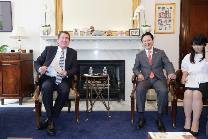 미국을 방문 중인 국민의힘 장동혁 대표가 15일(현지시간) 워싱턴DC에서 빌 해거티 미 상원의원과 면담하고 있다. 국민의힘 제공