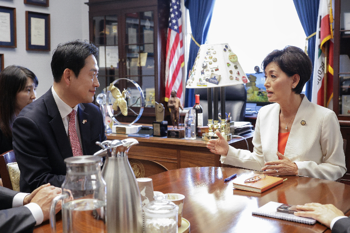 미국을 방문 중인 국민의힘 장동혁 대표가 14일(현지시간) 워싱턴DC 동아태 소위원장인 한국계 영 김 하원의원 집무실에서 김 하원의원과 면담하고 있다. 국민의힘 제공