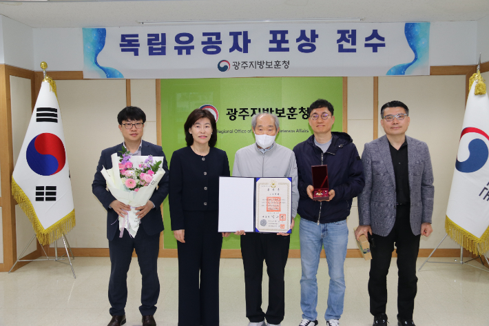 국가보훈부 광주지방보훈청이 조국 독립을 위해 헌신한 고(故) 설성삼 지사의 후손에게 건국훈장 애국장을 전수했다. 광주지방보훈청 제공