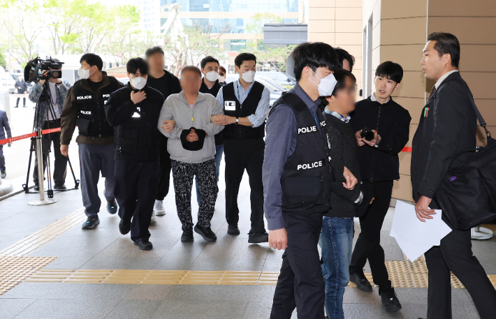 지난 15일 새벽 용산구 서울시교육청 옥상에서 복직을 요구하며 고공농성을 벌인 지혜복씨를 위해 건물 입구를 막은 혐의를 받는 민주노총 서비스연맹 고진수 세종호텔지부장 등이 17일 서울서부지법에서 열린 구속 전 피의자 심문에 출석하고 있다. 연합뉴스