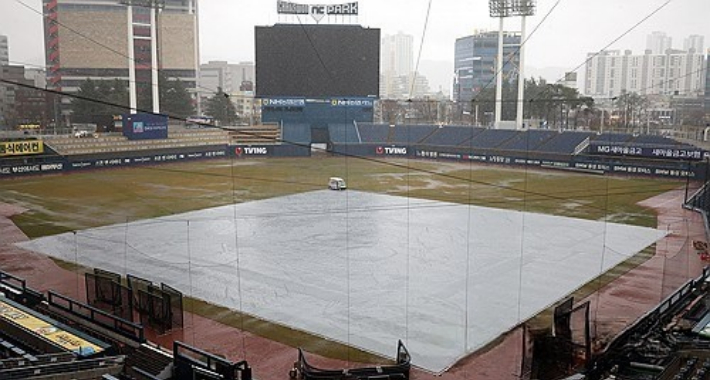 방수포가 덮인 창원NC파크. 연합뉴스