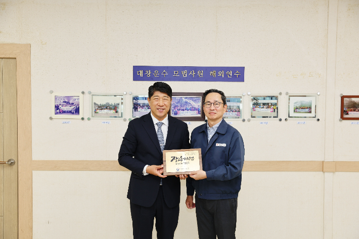 광주지방국세청 김학선 청장은 17일 대창운수㈜를 방문해 고형석 대표이사에게 개청 후 60년 동안 함께 한 성실 납세에 대한 감사의 뜻으로 '60년 장수기업' 현판을 전달했다. 광주국세청 제공