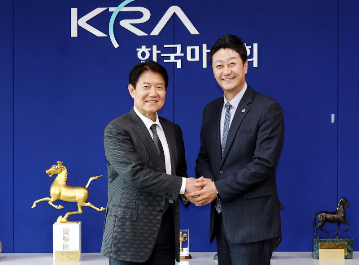 왼쪽부터 우희종 한국마사회 회장과 김진경 경기도의회 의장이 손을 맞잡고 있다. 경기도의회 제공