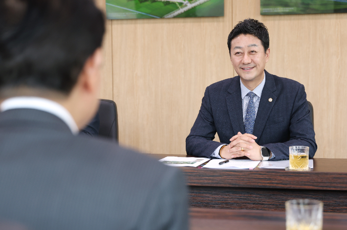 우희종 회장과 대화하고 있는 김진경 의장 모습. 경기도의회 제공