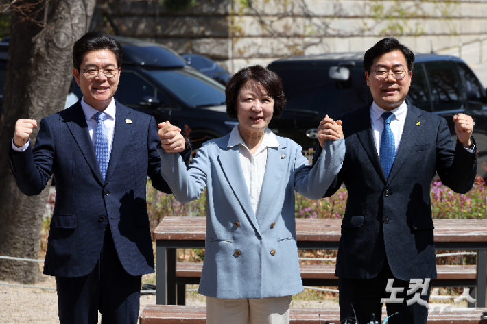 12일 서울 여의도 국회 소통관 앞에서 열린 더불어민주당 수도권 광역단체장 후보 원팀간담회에서 정원오(왼쪽부터) 서울시장 후보, 추미애 경기도지사 후보, 박찬대 인천시장 후보가 손을 잡고 기념촬영을 하고 있다. 윤창원 기자