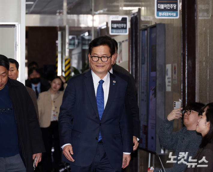 송영길 전 더불어민주당 대표가 5일 국회에서 더불어민주당 정청래 대표와 비공개 면담을 위해 당대표실로 이동하고 있다. 황진환 기자