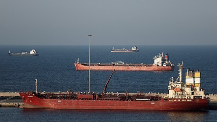 호르무즈 해협에서 남동쪽으로 떨어진 오만 무스카트 앞바다에 발이 묶여 있는 유조선들. 연합뉴스