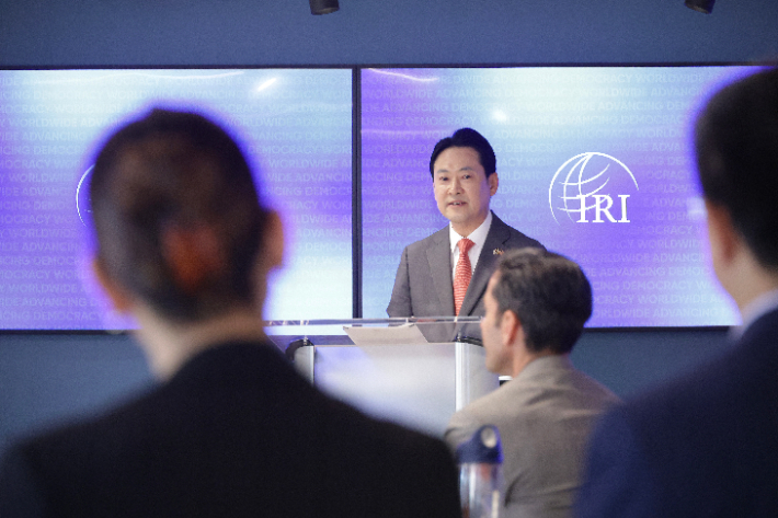 미국을 방문 중인 국민의힘 장동혁 대표가 15일(현지시간) 워싱턴DC 국제공화연구소(IRI)를 방문해 스피치하고 있다. 연합뉴스