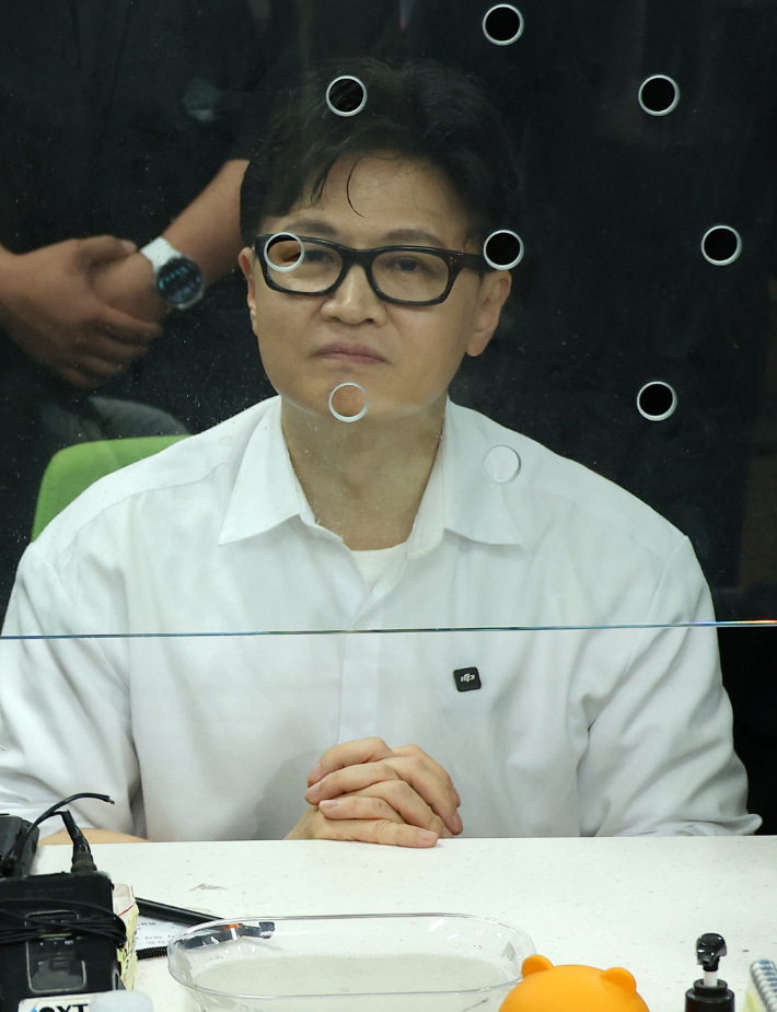 한동훈 전 국민의힘 대표가 14일 오후 부산 북구 만덕2동 행정복지센터를 찾아 전입신고를 하고 있다. 한 전 대표는 이곳으로 전입신고를 하며 전재수 의원의 부산시장 출마로 보궐선거 진행될 예정인 부산 북구갑 출마를 공식화했다. 연합뉴스