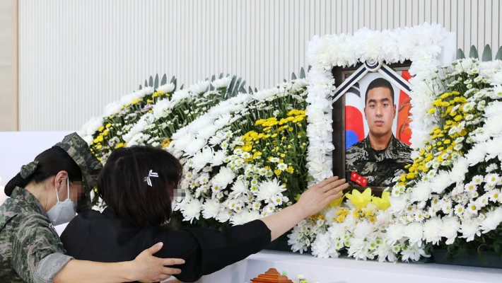 경북 예천 실종자 수색에 투입됐다가 숨진 고 채수근 상병 분향소가 마련된 포항 해병대 1사단 내 김대식관에서 채 상병의 어머니가 아들의 사진을 어루만지며 울고 있다. 연합뉴스