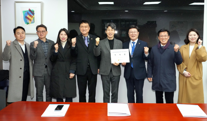 지난 2월 24일 국회 정치개혁특별위원회를 찾은 전북도의회 문승우 의장과 의원들이 '도의원 정수 확대 및 선거구 획정 개선 촉구 건의문'을 전달했다. 전북도의회 제공