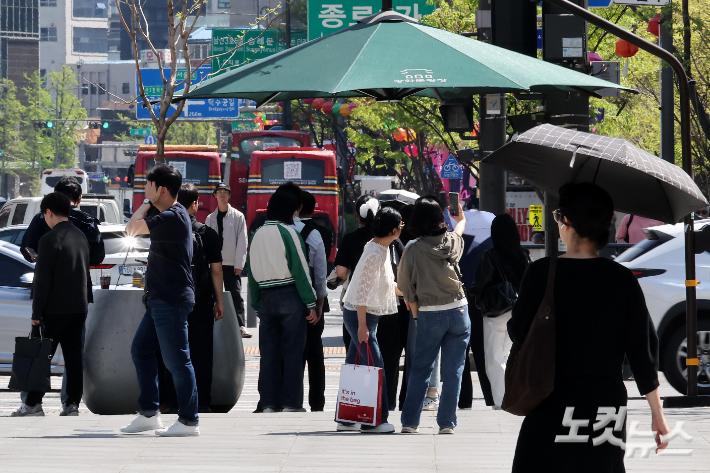 서울 광화문네거리에서 시민들이 그늘막에서 보행 신호를 기다리고 있다. 박종민 기자