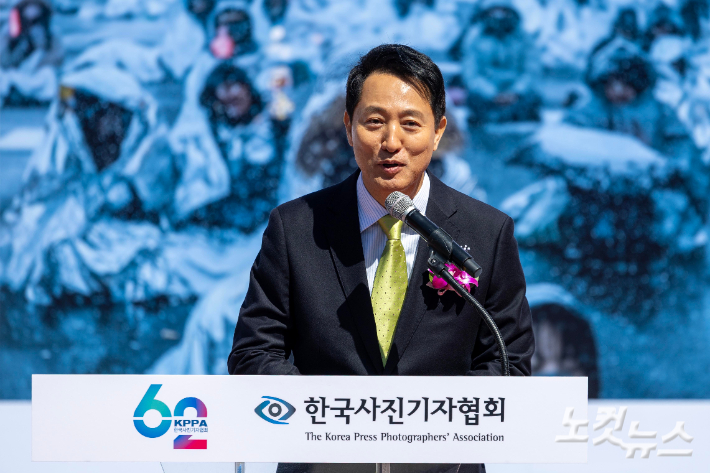 오세훈 서울시장이 7일 서울 종로구 광화문 광장에서 열린 제62회 한국보도사진전 '오늘의 보도사진, 내일의 역사가 되다' 개막식에서 축사하고 있다. 사진공동취재단
