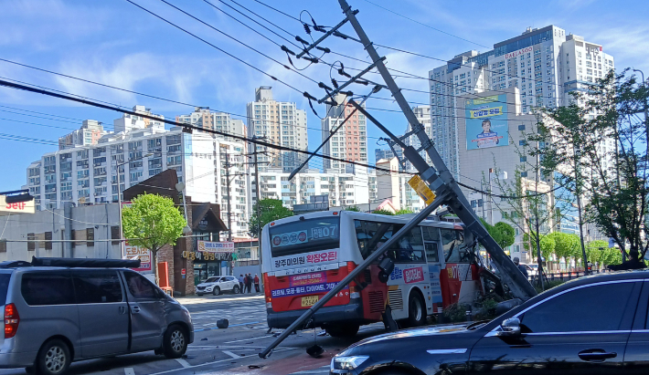 18일 오전 9시 50분쯤 광주 남구 주월동의 한 도로에서 차선을 변경하던 시내버스가 승합차와 부딪힌 후 전신주를 들이받았다. 독자 제공