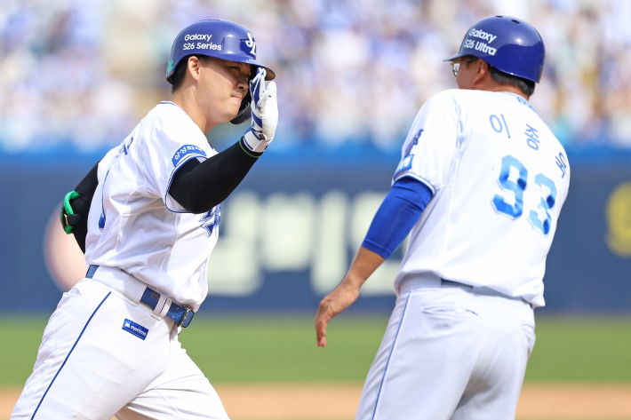 삼성 전병우가 18일 LG와 홈 경기에서 4회 3점 홈런을 날린 뒤 그라운드를 돌고 있다. 삼성 라이온즈  